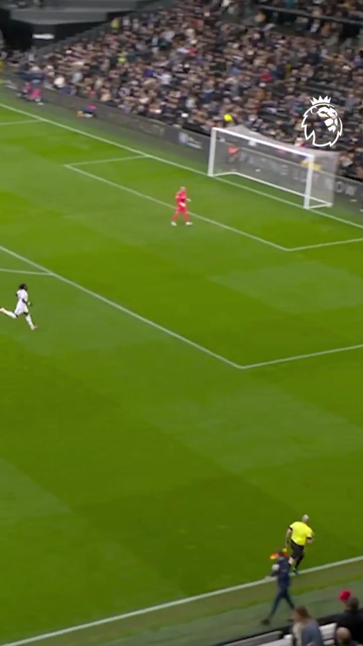 开云体育app安全下载-被狂嘘！英超官号发维卡里奥开大脚失误，配文：有趣的任意球😅